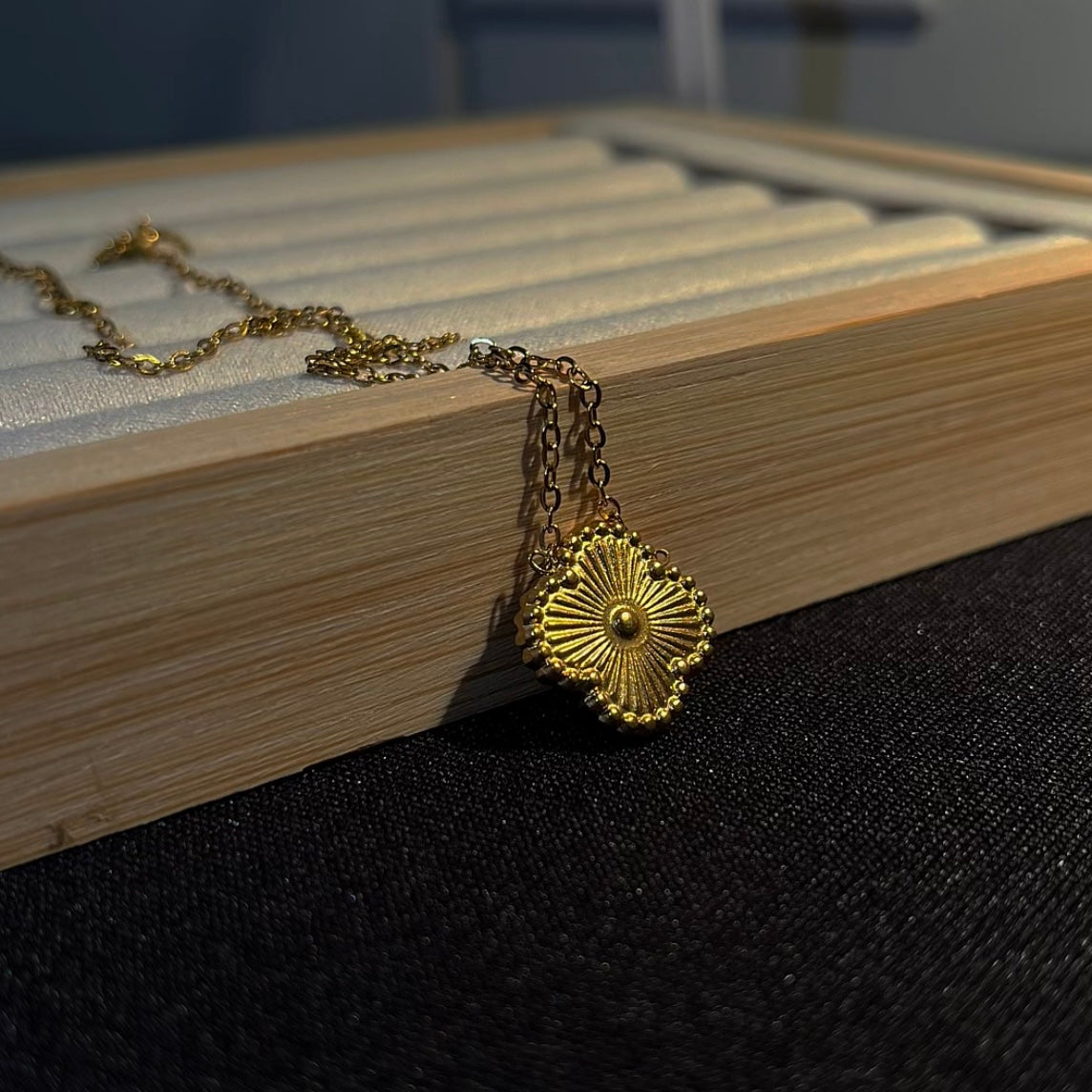 Clover Bloom Necklace - Gold